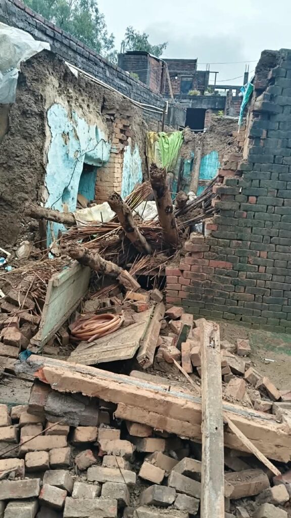 बिल्हौर तहसील के भीटी हवेली गांव में बारिश के चलते गिरा मकान
