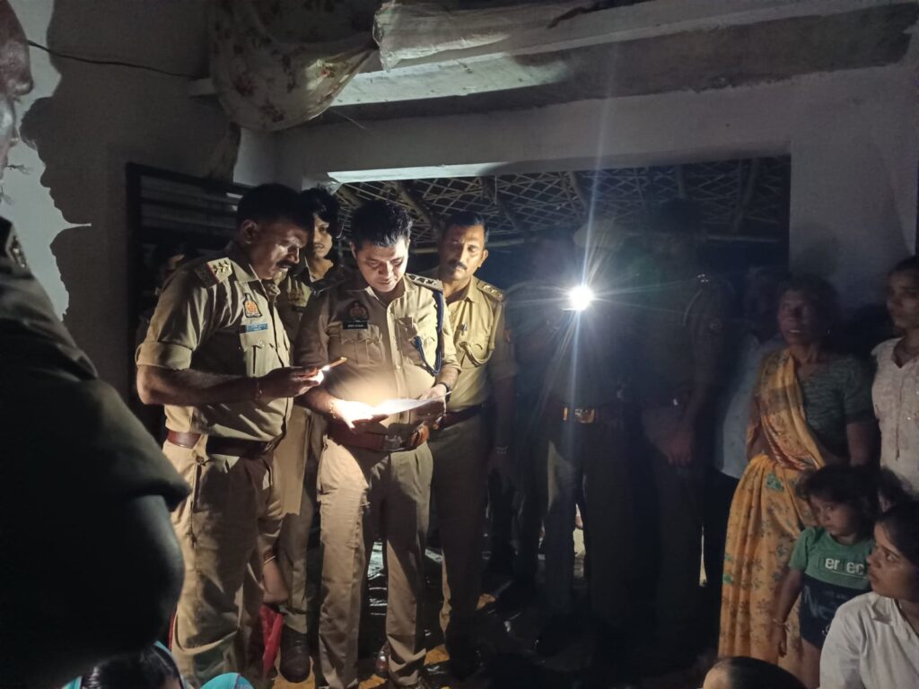 मौके पर जांच करते पुलिस अधिकारी