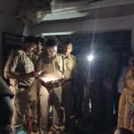 मौके पर जांच करते पुलिस अधिकारी