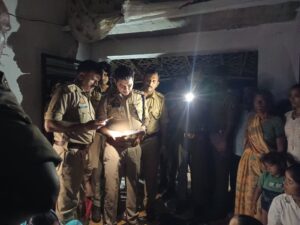 मौके पर जांच करते पुलिस अधिकारी