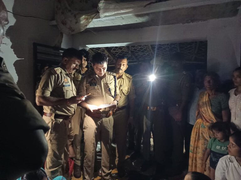 मौके पर जांच करते पुलिस अधिकारी